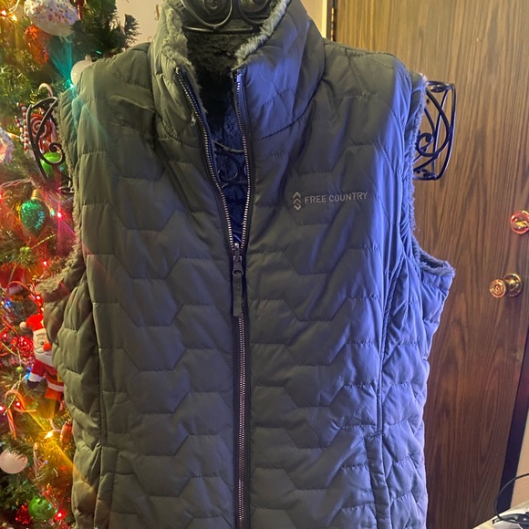 Woman’s reversible Free Country Vest - Picture 2 of 11